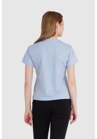 Pinko - PINKO Błękitny t-shirt damski z logo z cekinów. Kolor: niebieski. Materiał: prążkowany