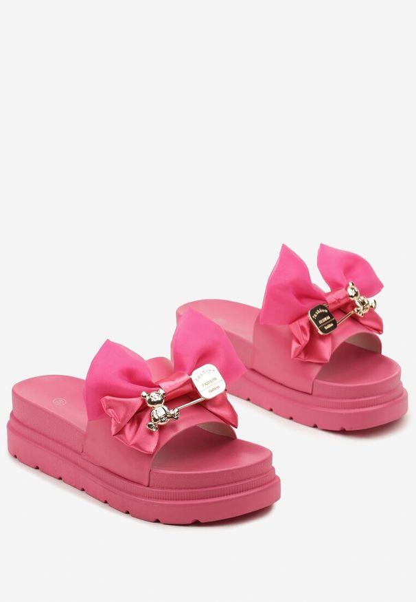 Renee - Fuksjowe Klapki z Imitacji Skóry na Grubej Podeszwie z Kokardą i Złotą Aplikacją Timabel. Okazja: na spacer, na imprezę. Kolor: różowy. Materiał: skóra. Wzór: aplikacja. Sezon: lato. Styl: street