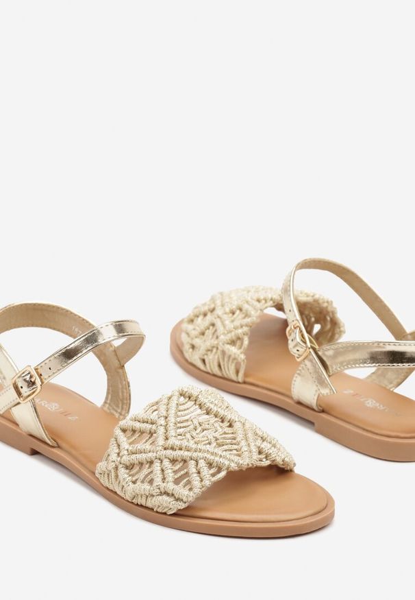 Renee - Złote Sandały z Plecionką w Stylu Boho Ciarivaria. Okazja: na co dzień. Zapięcie: sprzączka. Kolor: złoty. Styl: boho