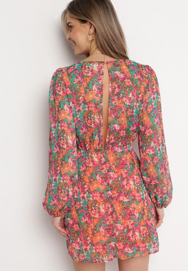 Born2be - Różowo-Pomarańczowa Kopertowa Sukienka Mini w Kwiatki Oheldia. Kolor: różowy. Wzór: kwiaty. Sezon: wiosna, lato. Typ sukienki: kopertowe. Długość: mini