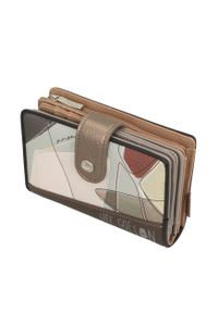 Portfel damski Anekke, z dekoracyjnym nadrukiem i metalowym logo zamykany na klapę wyposażony w przegrody na banknoty kieszeń na monety oraz liczne m. Kolor: brązowy. Wzór: nadruk #10