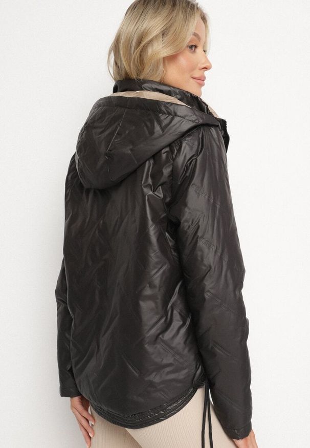 Born2be - Czarna Kurtka Pikowana z Odpinanym Kapturem i Ściągaczami po Bokach Nusarianis. Okazja: na spacer, na co dzień. Kolor: czarny. Materiał: jeans. Długość rękawa: długi rękaw. Długość: długie. Styl: casual, elegancki