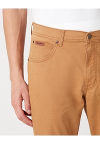 Wrangler - SPODNIE MĘSKIE WRANGLER TEXAS SLIM BISCUIT W12SWA012 112126530 #3