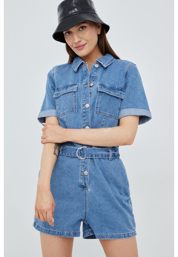 only - Only kombinezon jeansowy bawełniany z kołnierzykiemm. Okazja: na co dzień. Kolor: niebieski. Materiał: bawełna, jeans. Długość rękawa: krótki rękaw. Długość: krótkie. Styl: casual