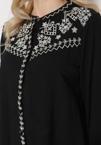 Born2be - Czarna Koszula z Bawełny w Stylu Boho Zdobiona Haftem Gonilwen. Okazja: na co dzień. Typ kołnierza: kołnierzyk stójkowy. Kolor: czarny. Materiał: bawełna. Wzór: aplikacja, haft. Styl: boho #5