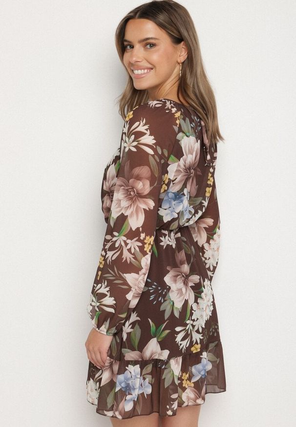 Born2be - Brązowa Sukienka o Rozkloszowanym Kroju w Kwiaty Zeramera. Okazja: na co dzień. Kolor: brązowy. Materiał: wiskoza. Długość rękawa: długi rękaw. Wzór: kwiaty. Typ sukienki: rozkloszowane. Styl: casual