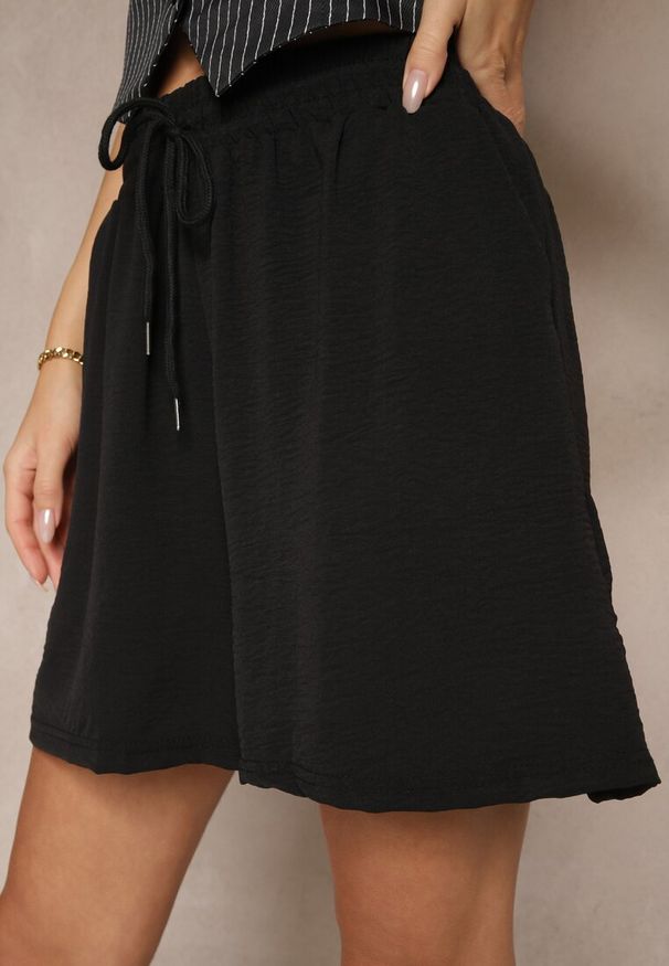 Renee - Czarne Szorty z Wiskozą High Waist Puvione. Okazja: na co dzień. Stan: podwyższony. Kolor: czarny. Materiał: wiskoza. Styl: casual