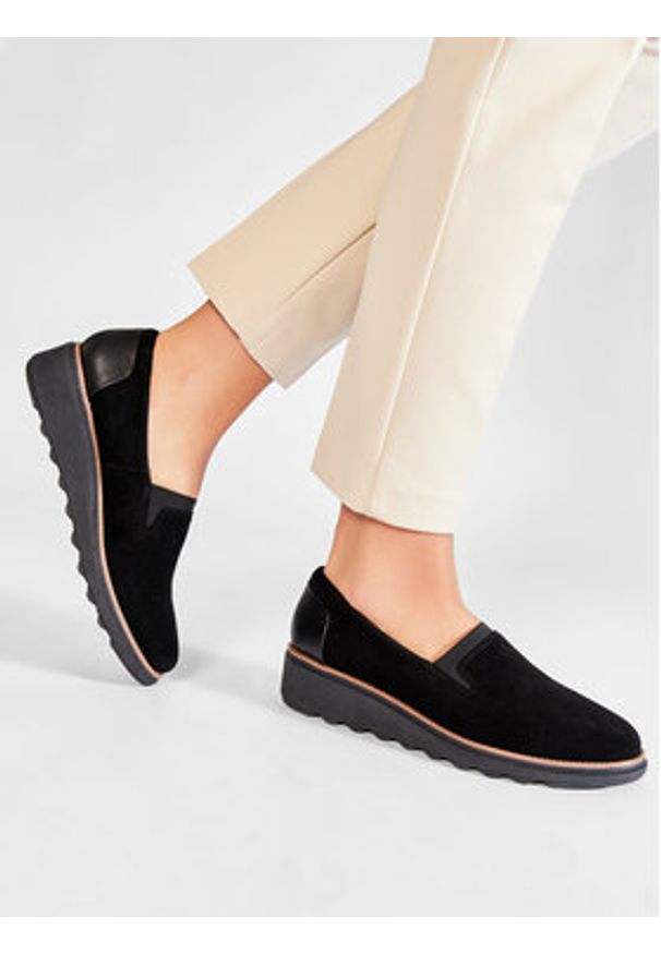Clarks Półbuty Sharon Dolly 261558194 Czarny. Kolor: czarny. Materiał: skóra, zamsz
