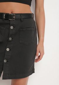 Born2be - Ciemnoszara Spódnica Jeansowa z Bawełny z Guzikami Liluena. Okazja: na co dzień. Kolor: szary. Materiał: bawełna, jeans. Styl: klasyczny, elegancki, casual #5