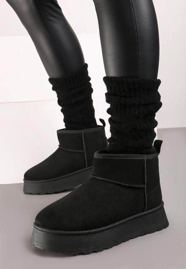 Renee - Czarne Casualowe Śniegowce na Grubej Podeszwie o Krótkim Fasonie Lobaria. Okazja: na co dzień. Nosek buta: okrągły. Kolor: czarny. Materiał: wełna, jeans. Sezon: zima. Styl: casual