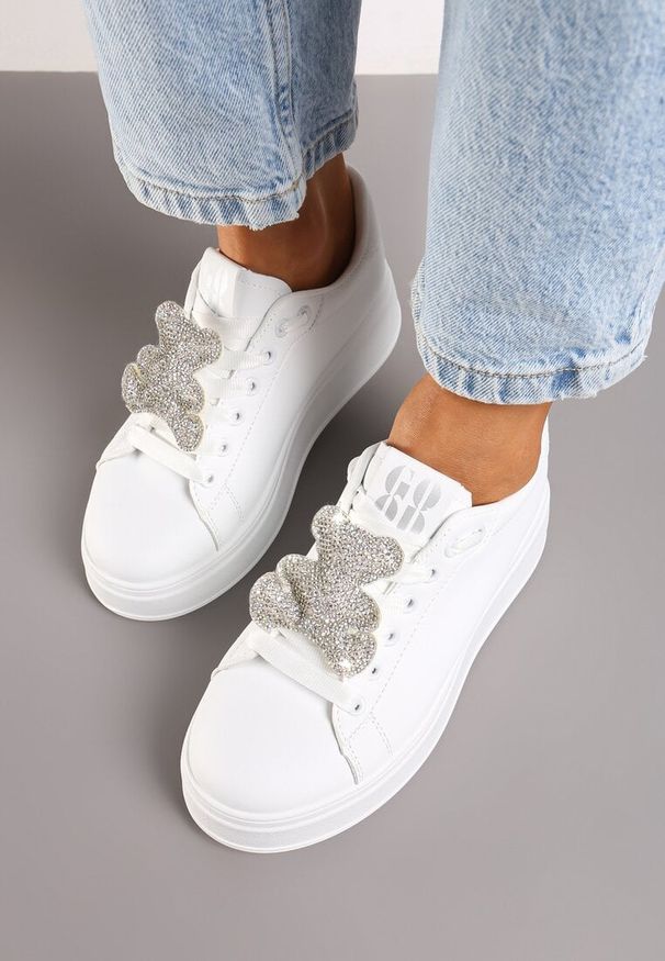 Born2be - Białe Sneakersy z Błyszczącym Misiem Neviliese. Okazja: na spotkanie biznesowe. Nosek buta: okrągły. Zapięcie: sznurówki. Kolor: biały. Sezon: wiosna. Obcas: na obcasie. Wysokość obcasa: niski
