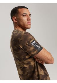 Diverse - T-shirt męski z nadrukiem DKR D 0723 S1825 - - Rozmiar: XL. Kolor: brązowy. Materiał: bawełna. Wzór: nadruk