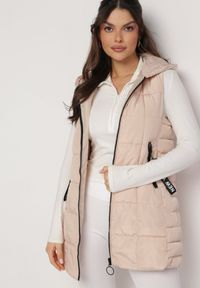 Born2be - Jasnobeżowa Pikowana Kamizelka Bezrękawnik z Kieszeniami i Wysokim Kołnierzem Bellamis. Kolor: beżowy. Długość rękawa: bez rękawów. Styl: elegancki #1