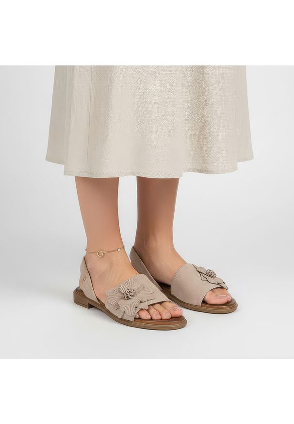 Sandały damskie Armodo, cholewka ze skóry naturalnej odkryta konstrukcja z ozdobnym kwiatem stabilna płaska podeszwa zapewniająca wygodę, beżowe, 404. Okazja: na co dzień. Zapięcie: pasek. Kolor: beżowy. Wzór: kwiaty. Materiał: skóra. Sezon: lato. Obcas: na płaskiej podeszwie. Styl: casual, elegancki. Wysokość obcasa: niski