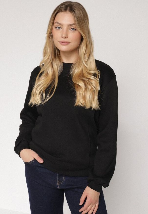 Born2be - Czarna Bluza z Bawełną Ozdobiona Przeszyciami Fezoria. Okazja: na co dzień. Kolor: czarny. Materiał: bawełna. Wzór: aplikacja. Styl: casual, klasyczny