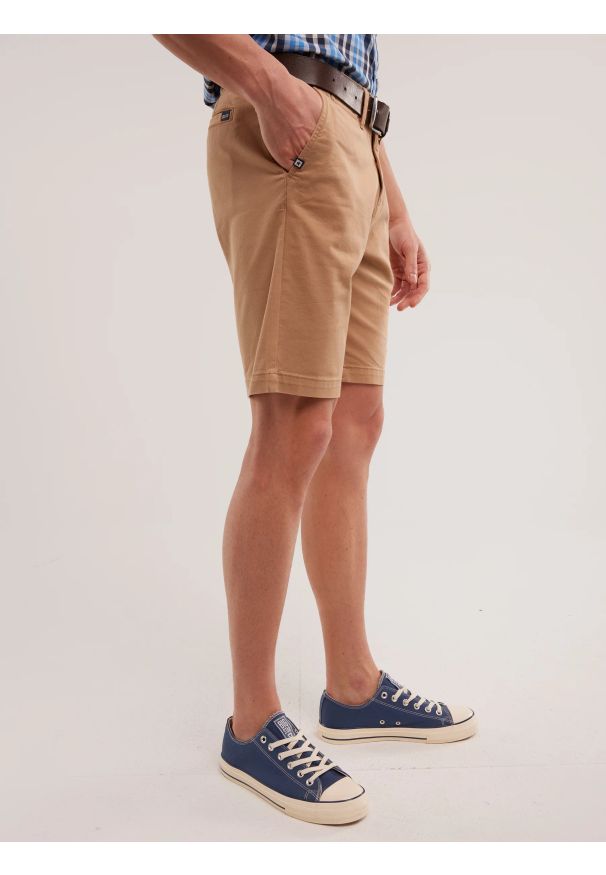 Big-Star - Szorty męskie chinosy jasnobrązowe Rosson 805. Kolor: beżowy. Materiał: elastan, bawełna, tkanina. Długość: krótkie. Sezon: lato. Styl: klasyczny