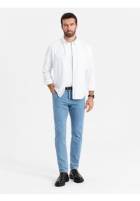 Ombre Clothing - Klasyczne męskie spodnie jeansy SLIM FIT z elastanem – jasnoniebieskie V2. Kolor: niebieski. Materiał: jeans, elastan. Wzór: gładki, jednolity. Styl: klasyczny #3