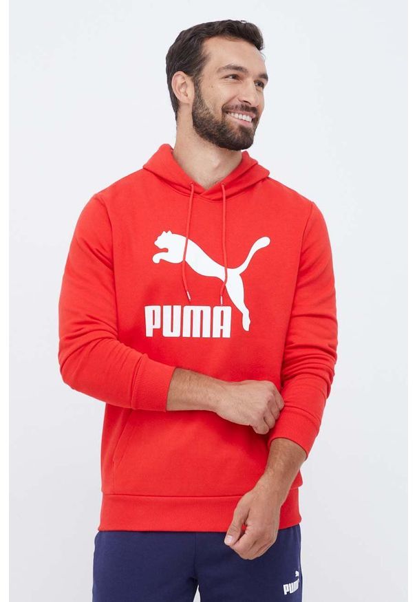 Puma bluza bawełniana męska kolor czerwony z kapturem z nadrukiem. Typ kołnierza: kaptur. Kolor: czerwony. Materiał: bawełna. Długość rękawa: długi rękaw. Długość: długie. Wzór: nadruk