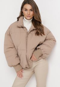 Born2be - Beżowa Pudełkowa Kurtka Pikowana Saibmi. Kolor: beżowy. Długość rękawa: długi rękaw. Długość: długie. Wzór: aplikacja #4