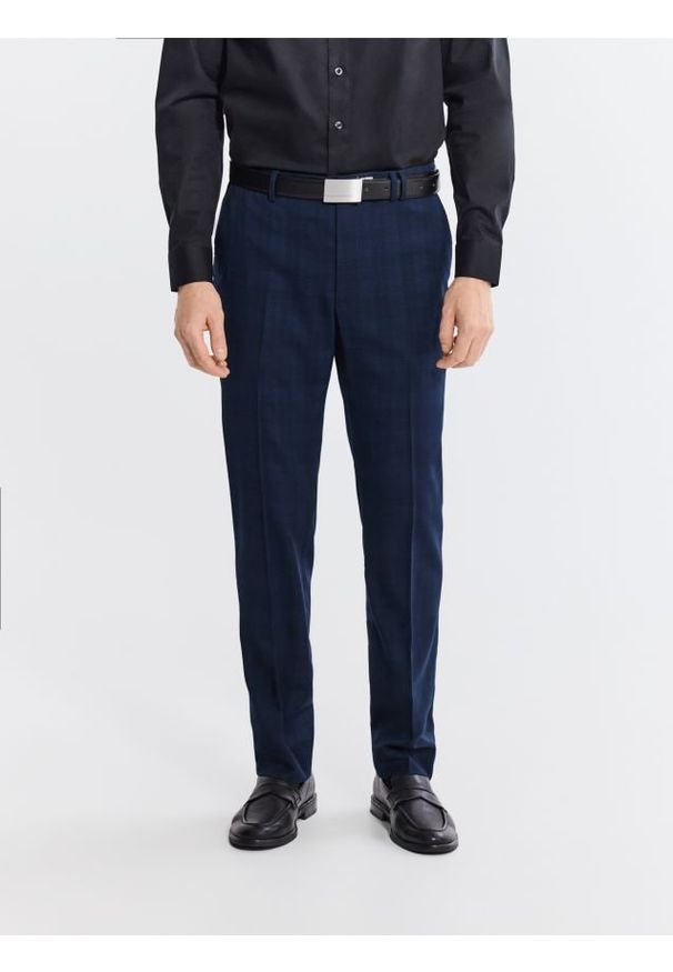 Reserved - Garniturowe spodnie slim fit - granatowy. Kolor: niebieski. Materiał: tkanina, wiskoza