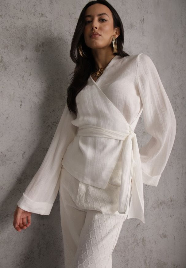 Renee - Biała Wiskozowa Bluzka z Kopertowym Dekoltem i Wiązaniem z Boku Velarila. Typ kołnierza: dekolt kopertowy. Kolor: biały. Materiał: wiskoza