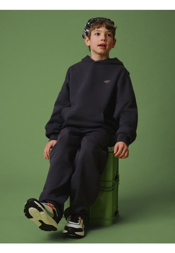 4f - 4F Bluza dresowa loose z kapturem chłopięca - szara 134/140 (8-10 lat). Okazja: na spacer, na co dzień, na uczelnię. Typ kołnierza: kaptur. Kolor: szary. Materiał: dresówka. Długość: długie. Sezon: lato. Styl: casual