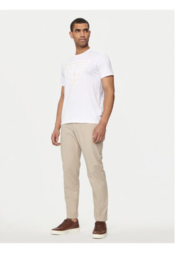 Guess T-Shirt M4YI86 K9RM1 Biały Slim Fit. Kolor: biały. Materiał: bawełna