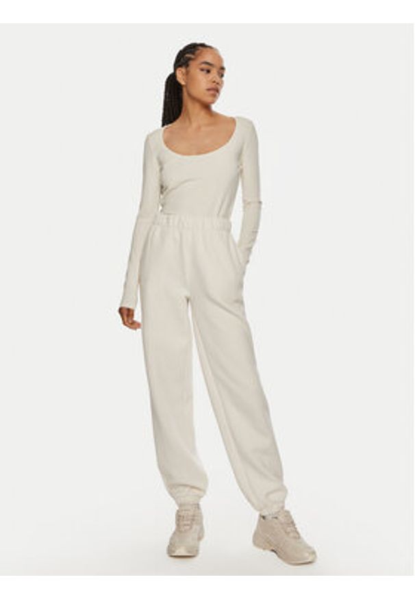 Calvin Klein Jeans Spodnie dresowe J20J223920 Biały Regular Fit. Kolor: biały. Materiał: syntetyk