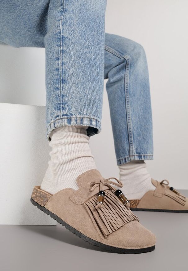 Born2be - Ciemnobeżowe Klapki Mule z Imitacji Zamszu Zdobione Koralikami i Frędzlami Elwedena. Kolor: beżowy. Materiał: zamsz. Wzór: aplikacja. Styl: klasyczny, elegancki, boho