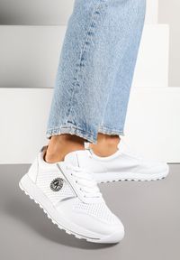 Renee - Srebrne Sneakersy Perforowane z Metaliczną Aplikacją Evinoriella. Okazja: na co dzień, na spacer. Kolor: srebrny. Materiał: jeans, materiał. Wzór: aplikacja. Sport: turystyka piesza