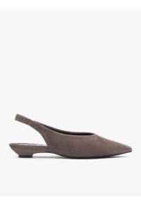 Ryłko - Ciemnobrązowe czółenka slingback w szpic. Okazja: na co dzień. Kolor: brązowy. Materiał: welur, skóra. Obcas: na obcasie. Styl: elegancki, street, casual. Wysokość obcasa: średni #1