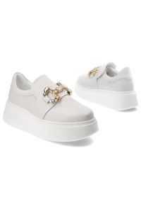 CheBello - Białe Sneakersy Chebello Stylowe Obuwie Damskie Na Platformie. Okazja: na uczelnię. Kolor: biały. Materiał: jeans, materiał. Wzór: aplikacja. Obcas: na platformie #9