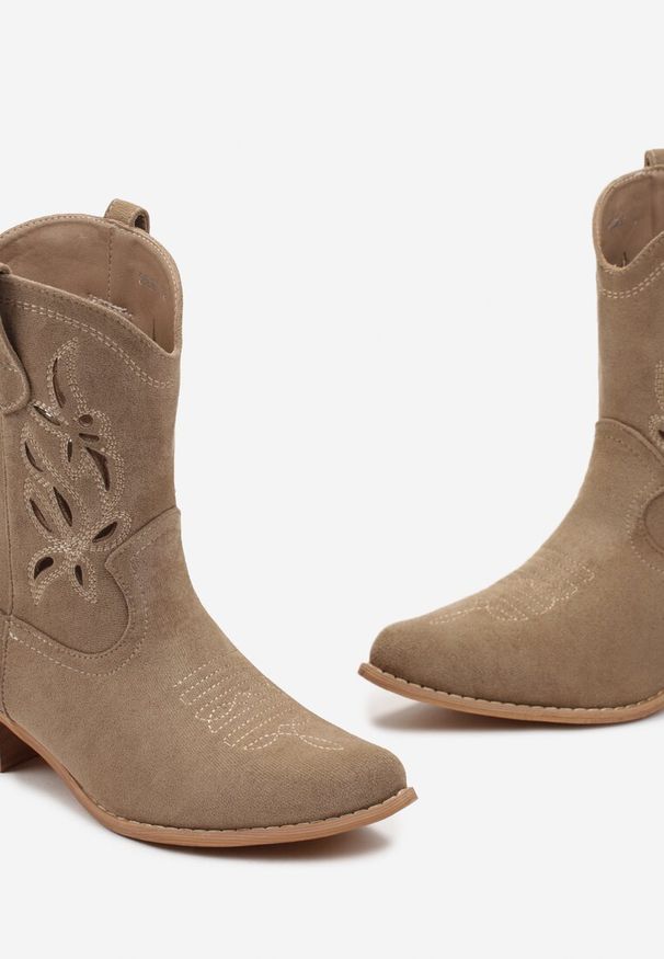 Born2be - Ciemnobeżowe Denimowe Botki Kowbojki na Niskim Obcasie Ozdobione Kwiatami Odalesca. Kolor: beżowy. Wzór: aplikacja, kwiaty. Obcas: na obcasie. Styl: boho. Wysokość obcasa: niski