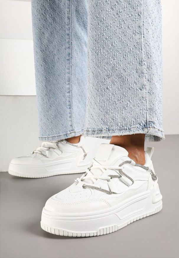 Born2be - Białe Sneakersy na Grubej Podeszwie Zdobione Cyrkoniami Neothra. Okazja: na co dzień, na spacer. Kolor: biały. Materiał: jeans. Wzór: aplikacja. Sport: turystyka piesza