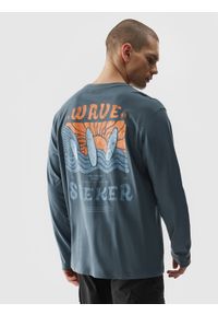 4f - Longsleeve oversize z nadrukiem męski - szary. Okazja: na co dzień. Kolor: szary. Materiał: bawełna, dzianina, jersey. Długość rękawa: długi rękaw. Długość: długie. Wzór: nadruk. Styl: casual, klasyczny, sportowy #1