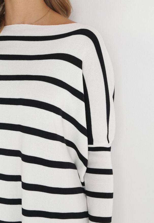 Born2be - Biały Sweter Oversize w Paski z Rękawami Nietoperz Caelania. Kolor: biały. Wzór: paski