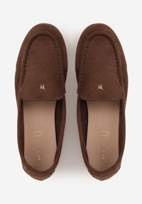 Born2be - Brązowe Mokasyny VICES ze Skórzaną Wkładką i Metalową Ozdobą Aquilin. Nosek buta: okrągły. Kolor: brązowy. Materiał: skóra. Wzór: aplikacja. Obcas: na obcasie. Styl: klasyczny. Wysokość obcasa: niski #8