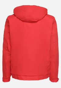 Born2be - Czerwona Jednorzędowa Kurtka z Odpinanym Kapturem i Napami przy Rękawach Elondraea. Okazja: na co dzień, na spacer. Kolor: czerwony. Materiał: jeans. Styl: klasyczny, casual #3