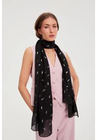 MOODO - Szal z metalicznym nadrukiem czarny. Kolor: czarny. Materiał: poliester. Wzór: nadruk #1