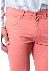 Wrangler - WRANGLER SPODNIE MĘSKIE GREENSBORO CORAL W15QWAR03. Materiał: materiał #7