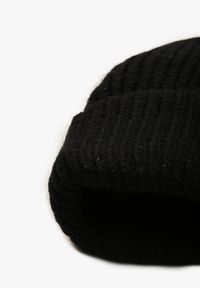 Renee - Czarna Czapka Beanie z Wiskozą z Prążkowanego Materiału Ozdobiona Metaliczną Nicią Temitana. Kolor: czarny. Materiał: materiał, prążkowany, wiskoza. Wzór: aplikacja. Styl: wizytowy, casual, elegancki #2