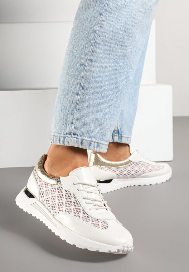 Renee - Białe Sneakersy z Ażurowym Zdobieniem i Metalicznymi Wstawkami Sesovienna. Okazja: na co dzień. Kolor: biały. Materiał: jeans. Wzór: aplikacja, ażurowy