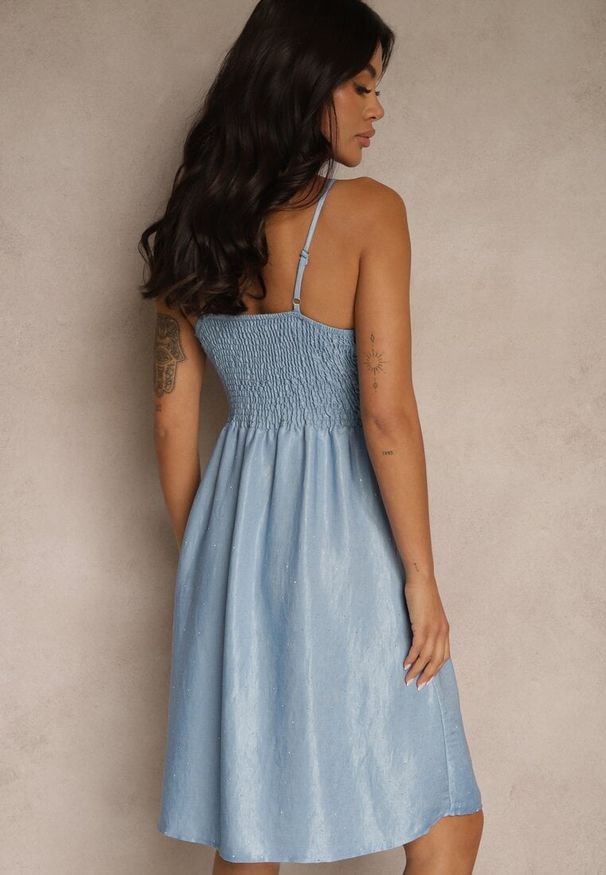 Renee - Jasnoniebieska Kopertowa Sukienka z Wiskozy o Rozkloszowanym Fasonie Lirilise. Okazja: na co dzień. Typ kołnierza: dekolt w serek. Kolor: niebieski. Materiał: wiskoza. Długość rękawa: na ramiączkach. Typ sukienki: kopertowe. Styl: casual, elegancki, klasyczny