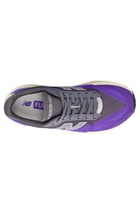 Buty damskie New Balance FuelCell Rebel v5 WFCX8L2 – fioletowe. Kolor: fioletowy. Materiał: guma, syntetyk, materiał. Szerokość cholewki: normalna. Wzór: geometria. Sport: fitness, bieganie #4