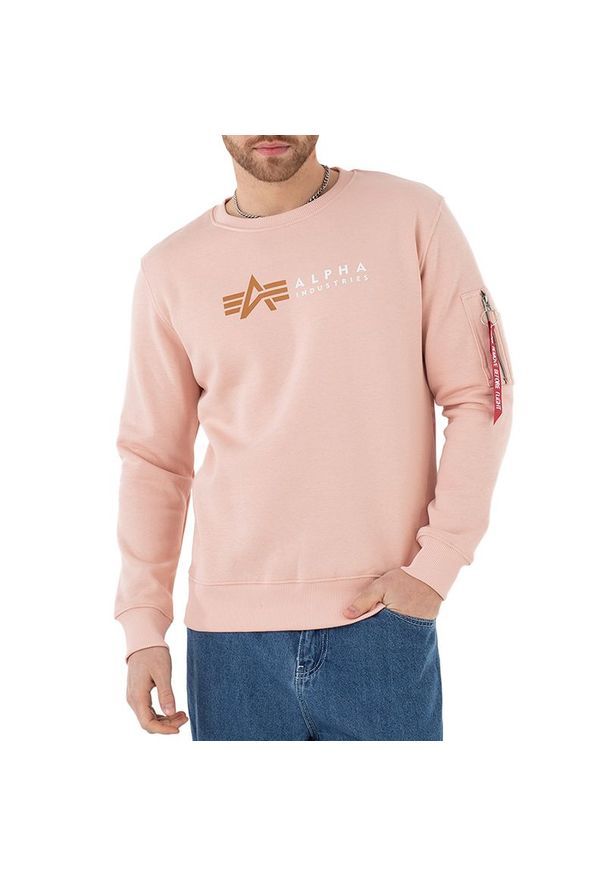 Bluza Alpha Industries Label Sweater 118312640 - różowa. Typ kołnierza: bez kaptura. Kolor: różowy. Materiał: bawełna, tkanina, poliester. Styl: klasyczny, sportowy