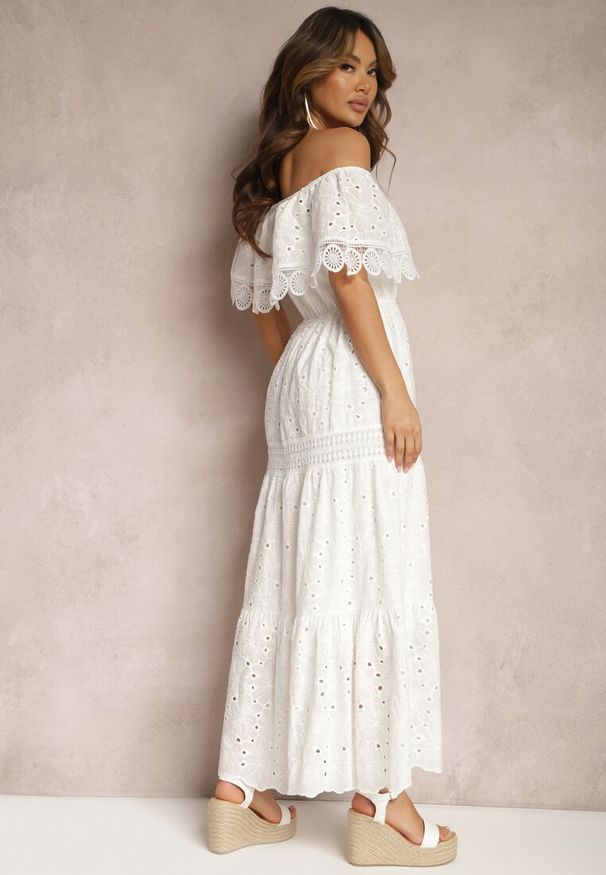 Renee - Biała Bawełniana Sukienka Hiszpanka Ażurowa Maxi z Falbankami i Koronką Telavia. Typ kołnierza: kołnierz z falbankami, dekolt hiszpanka. Kolor: biały. Materiał: koronka, bawełna. Wzór: koronka, ażurowy. Długość: maxi