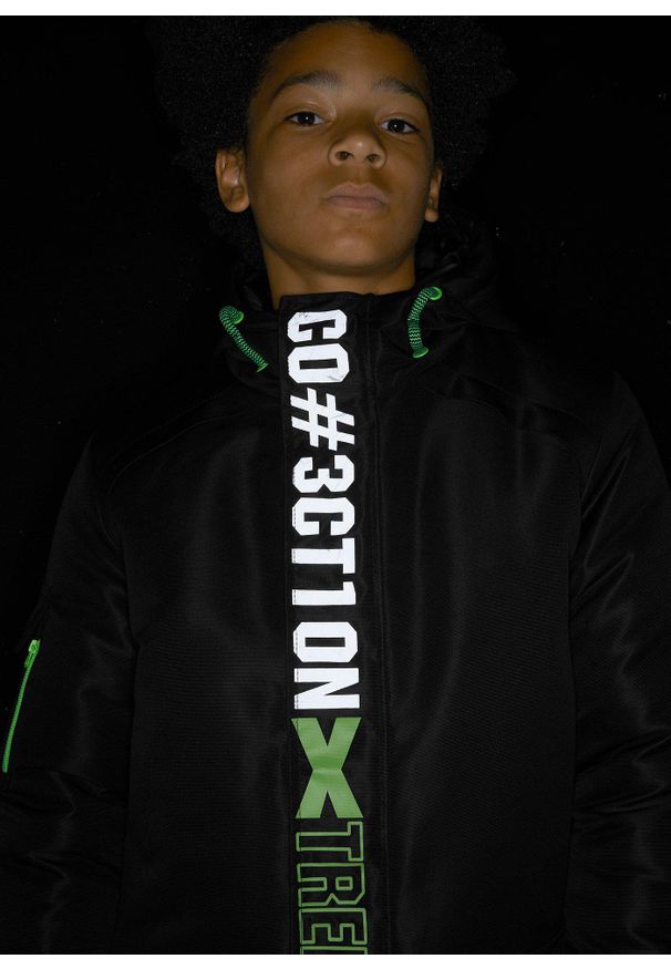 bonprix - Kurtka zimowa z kapturem i sportowymi detalami. Typ kołnierza: kaptur. Kolor: czarny. Wzór: nadruk, napisy. Sezon: zima. Styl: sportowy