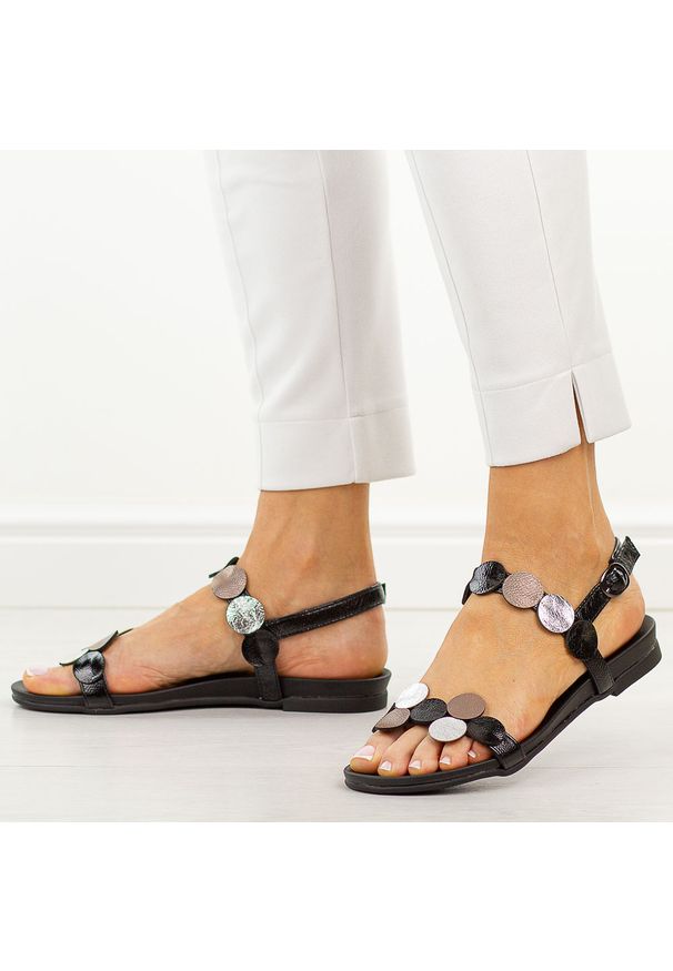 Czarne płaskie sandały damskie M.Daszyński 1958-1. Okazja: na spacer, na co dzień. Kolor: czarny. Materiał: skóra. Sezon: wiosna, lato. Styl: casual, elegancki, klasyczny, wakacyjny