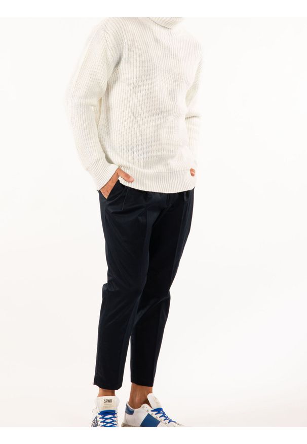 Takeshy Kurosawa Sweter "Dolcevita" | 83062 | Dolcevita Sfumata | Mężczyzna | Biały, Szary. Okazja: na co dzień. Typ kołnierza: golf. Kolor: szary, biały, wielokolorowy. Materiał: akryl, wełna. Wzór: aplikacja. Styl: casual