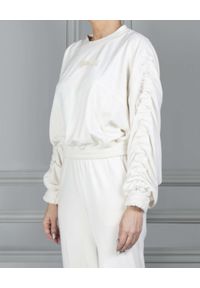 CHAOS BY MARTA BOLIGLOVA - Kremowa bluza z marszczonymi rękawami Bamboo. Kolor: biały. Materiał: dresówka, tkanina
